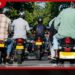 සමන්තුරේ මාර්ගවල කලහකාරී ලෙස හැසිරුණු  යතුරුපැදි කල්ලියක් පොලිස් භාරයට