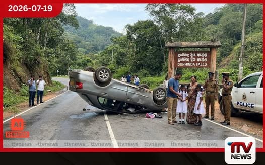 දුන්හිඳදී මෝටර් රථයක් මාර්ගය මැද පෙරළෙයි