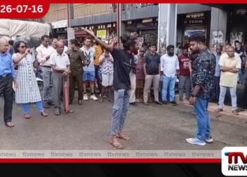 ඩෙංගු ගැන මිනිස්සුන්ට කියන්න තරුණයෝ පාරට බහී…