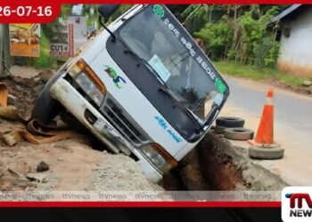 උඩුගම්පොළ – නයිවල මාර්ගයේදී ජලනල එලූ කාණුවකට ලොරි රථයක් පෙරළී අනතුරක්!