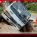 උඩුගම්පොළ – නයිවල මාර්ගයේදී  ජලනල එලූ කාණුවකට  ලොරි රථයක් පෙරළී අනතුරක්!