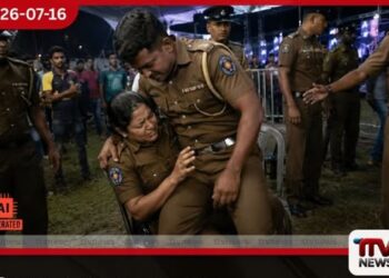 බීමතින් ඔඩොක්කුවට ආ කොස්තාපල් පොලිස් නිළධාරිනියගේ අරහෙන් මෙහෙන් අල්ලලා ලිංගික අතවර කරන්න හදලා….