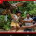 මිදුලේ සෙල්ලම් කළ 5 හැවිරිදි දරුවාව උකුස්සෙක් ඩැහැගෙන යන්න හදලා…