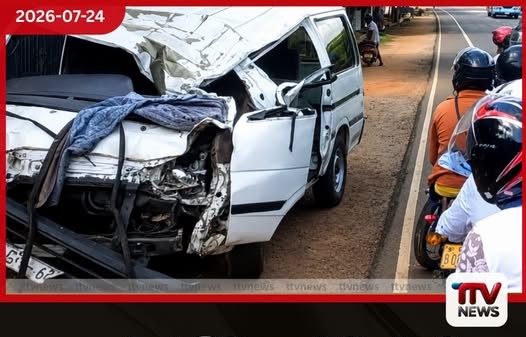 පාදුක්කේ සිට අනුරාධපුරයට ගමන් කළ වෑන් රථයක් වනඅලියෙකුගේ ප්රහාරයකට ලක්වෙයි