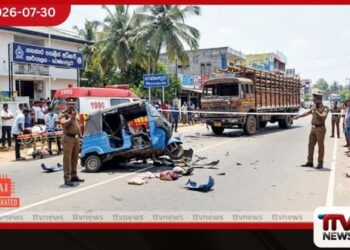 දැව පටවාගත් ලොරියක් හා ත්රීරෝද රථයක් මුහුණට මුහුණ ගැටෙයි…