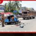 දැව පටවාගත් ලොරියක් හා ත්රීරෝද රථයක් මුහුණට මුහුණ ගැටෙයි…