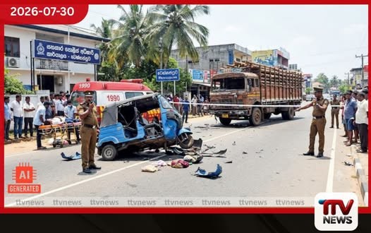 දැව පටවාගත් ලොරියක් හා ත්රීරෝද රථයක් මුහුණට මුහුණ ගැටෙයි…