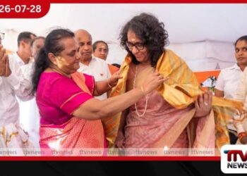 ශ්රී නව කදිරේෂන් කෝවිලේ වාර්ෂික ආඩිවේල් පෙරහැරට අග්රාමාත්යතුමිය පූජෝපහාර දක්වයි