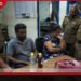 ත්රීරෝද රථයක් තුළ ආරවුල් ඇති කරගත් අඹුසැමි යුවළක් අත්අඩංගුවට