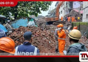 ඉන්දියාවේ සිව්මහල් ගොඩනැගිල්ලක් කඩා වැටීමෙන් 8 දෙනෙකු මරුට