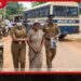 බන්ධනාගාර බස් රථය හොර රහසේ වීඩියෝ කළ කාන්තාවක් මාට්ටු!