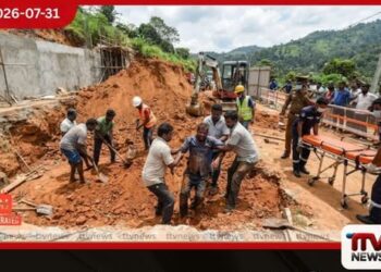 පස් කන්දක් කඩා වැටී තිදරු පියා පස් යට සිරවී සිටියදී ප්රදේශවාසීන් එක්ව බේරාගෙන රෝහල් ගත කරලා…