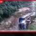 ඇල්ලේ ලොරියක් දෙමෝදර ගඟට පෙරළෙයි