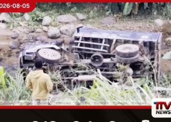 ගවරවල මාරක වංගුවේ ලිස්සූ ලොරිය අඩි 100ක් පහළ ගඟට පෙරළී මාරක අනතුරක්!ය