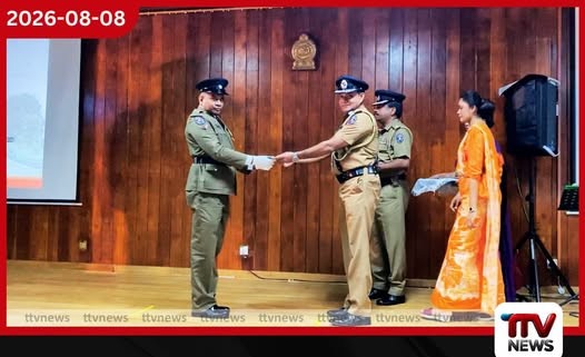 කාර්යක්ෂම රාජකාරි කළ නුවරඑළියේ පොලිස් නිලධාරීන් 22කට මුදල් තෑගිනුවරඑළිය පොලිස් කොට්ඨාශයේ 2026 ජනවාරි සිට මැයි 31 දින දක්වා කාලය තුළ කාර්යක්ෂමව රාජකාරී ඉටු කළ පොලිස් නිලධාරීන් 22 දෙනෙකු සඳහා පොලිස් තෑගි අරමුදලින් මුදල් තෑගි පිරිනැමීමේ උත්සවයක් අගෝස්තු 06 වන දින මධ්යම පළාත් ජ්යෙෂ්ඨ නියෝජ්ය පොලිස්පති ලලිත් පතිනායක මහතාගේ ප්රධානත්වයෙන් නුවරඑළිය දිස්ත්රික් ලේකම් කාර්යාලයේ ආශ්චර්ය ශාලාවේදී පැවැත්විණි. රථවාහන පාලනය, මත්ද්රව්ය වැටලීම්, අපරාධකරුවන් අත්අඩංගුවට ගැනීම සහ අපරාධ වැළැක්වීම යන අංශවලින් විශිෂ්ට කාර්යක්ෂමතාවක් පෙන්නුම් කළ නුවරඑළිය පොලිස් කොට්ඨාශයට අයත් පොලිස් ස්ථාන 9ක නිලධාරීන්ට මෙලෙස තෑගි මුදල් පිරිනමන ලදී. නුවරඑළිය කොට්ඨාශභාර ජ්යෙෂ්ඨ පොලිස් අධිකාරි සමරකෝන් බණ්ඩර මහතාගේ සංවිධානයෙන් පැවති මෙම උත්සවය සඳහා නුවරඑළිය දිස්ත්රික් ලේකම් තුෂාරී තෙන්නකෝන්, නුවරඑළිය දිසාව භාර නියෝජ්ය පොලිස්පති ජගත් චන්ද්රකුමාර, හැටන් සහකාර පොලිස් අධිකාරි චන්දන බස්නායක ඇතුළු මහත්ම මහත්මීන් රැසක් සහභාගී වී සිටියහ.
