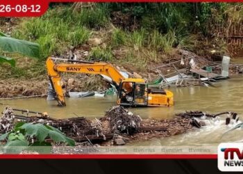 පේරාදෙණිය කළු පාලම අසල ගංවතුරට යට වූ බැකෝ යන්ත්ර යළි මතුවේ