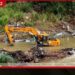 පේරාදෙණිය කළු පාලම අසල ගංවතුරට යට වූ බැකෝ යන්ත්ර යළි මතුවේ