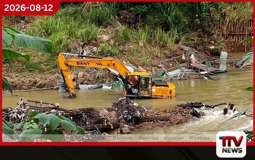 පේරාදෙණිය කළු පාලම අසල ගංවතුරට යට වූ බැකෝ යන්ත්ර යළි මතුවේ