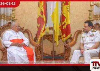 නාවික හමුදාධිපති අතිඋතුම් කාදිනල් හිමිපාණන් බැහැදැක ආශීර්වාද ලබාගනියි