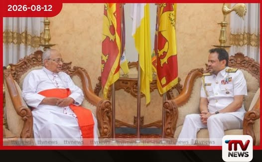 නාවික හමුදාධිපති අතිඋතුම් කාදිනල් හිමිපාණන් බැහැදැක ආශීර්වාද ලබාගනියි