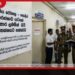 පොලිස් ආරක්ෂාව යටතේ බලපිටිය රෝහලේ ප්‍රතිකාර ලබමින් සිටි සැකකරු වැසිකිළිය තුළදී සරමෙන් ගෙළ වැළලාගෙන මියයයි