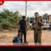 සැකකටයුතු ලෙස හැසිරුණු 18 හැවිරිදි චන්ඩියාගේ දුරකථනය පරීක්ෂා කරද්දී ඝාතන කරන්න තියන් හිටපු ගිනිඅවිය මාට්ටු!