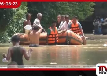 ඉන්දියාව යට කරමින් මහ වැසි ඇදහැලෙද්දී නිවාස වැහෙන්න ගංවතුර දාලා