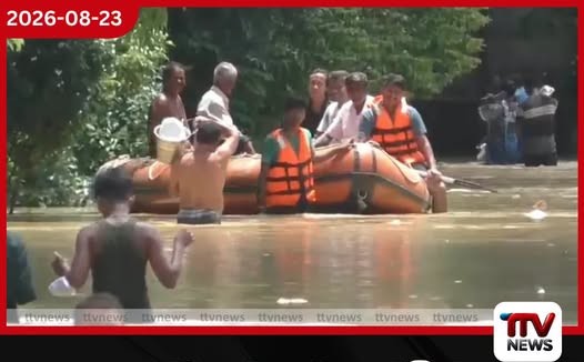 ඉන්දියාව යට කරමින් මහ වැසි ඇදහැලෙද්දී නිවාස වැහෙන්න ගංවතුර දාලා