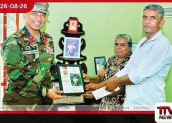 මාතෘභූමිය වෙනුවෙන් දිවි පිදූ පරම වීර පුෂ්පමාල්ගේ මව්පියන්ට හමුදාපතිගෙන් උපහාර