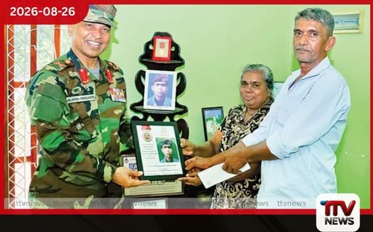 මාතෘභූමිය වෙනුවෙන් දිවි පිදූ පරම වීර පුෂ්පමාල්ගේ මව්පියන්ට හමුදාපතිගෙන් උපහාර
