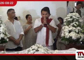 නාමල් රාජපක්ෂ නන්දා මාලිනියට අවසන් ගෞරව දක්වයි!