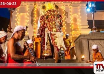 මහනුවර ඇසළ පෙරහැරේ පළමු රන්දෝලි පෙරහැර වීථි සංචාරය අරඹයි