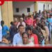 අස්වැසුම මුදල් නොලැබුන පිරිස් මහ වැසි මැද පෝලිම්වල බලන් ඉද්දි ප්රතිලාභ නොලැබුනු ගිණුම් තාම පරීක්ෂා කරයි