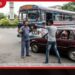 මහ දවල් බස් කොන්දොස්තරගේ හිසට වායු රයිෆලය එල්ල කරලා සිසුන් ඇතුළු සිව්දෙනෙක්  අත්අඩංගුවට