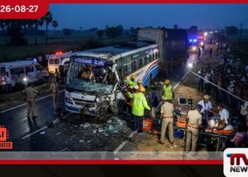 ඉන්දියාවම කම්පා කරමින්  බස් රථයක් කන්ටේනරයක ගැටී  6 දෙනෙකු මරුට!
