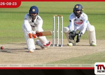 පඩික්කල්ගේ පිට පිට ශතකයෙන් පළමු දිනයේ ඉන්දියාව තරගයේ පාලනය අතට ගනී