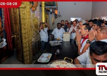 මහින්ද රාජපක්ෂ   සීනිගම ශ්‍රී දෙවොල් මහා දේවාලය  වැඳ පුදා ගනියි