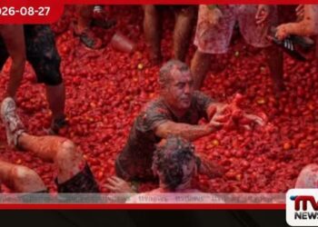 ස්පාඤ්ඤයේ La Tomatina තක්කාලි සටනින් නගරයම රතු පැහැයෙන්නෑවෙයි!