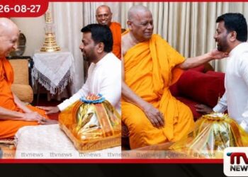 ජනාධිපති අනුර කුමාර දිසානායක මල්වතු-අස්ගිරි මහා නායක හිමිවරුන් හමුවී ආශීර්වාද ලබාගනියි