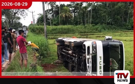 මංගල ගමනක් ගිය බස් රථය නාවලපිටියේදී පෙරළිලා…