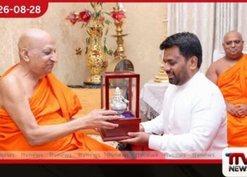 ජනපති මහනුවර දී  මල්වතු හා අස්ගිරි මහනාහිමිවරුන්  බැහැදැක ආශීර්වාද ලබා ගනී