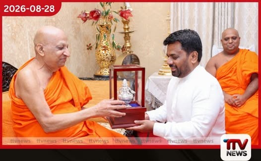 ජනපති මහනුවර දී මල්වතු හා අස්ගිරි මහනාහිමිවරුන් බැහැදැක ආශීර්වාද ලබා ගනී