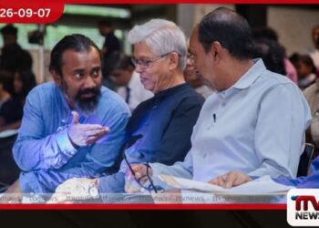මොරොන්තුඩුවේදී ගමන් ගත් වෑන් රථයක් හදිසියේ ගිනිගෙන විනාශවෙයි…