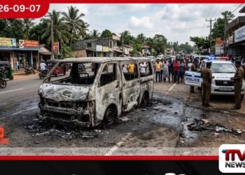 මොරොන්තුඩුවේදී ගමන් ගත් වෑන් රථයක් හදිසියේ ගිනිගෙන විනාශවෙයි…