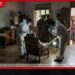 රත්නපුර කැටලියන්පල්ලේදී 61 හැවිරිදි පුද්ගලයෙකුව පුටුවක ගැටගසා ගෙල මිරිකා අලවංගුවෙන් ඔළුව පැලෙන්න ගහලා මරා දාලා!