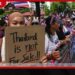 ඉශ්‍රායල සංචාරකයින්ගේ හැසිරීම්වලට විරෝධය පළ කරමින් බැංකොක්හි තානාපති කාර්යාලය ඉදිරිපිට විරෝධතාවක්