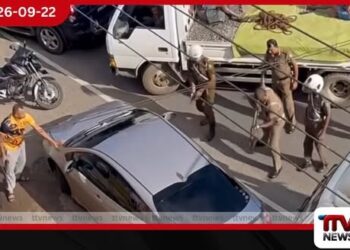 පොලිස් අණ නොතකා ධාවනය කළ කාර් රථයකට පන්නලදී වෙඩි තබයි