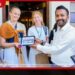 ලෝක සංචාරක දිනයට මහනුවර දළදා මාළිගාව කේන්ද්‍ර කරගනිමින් විදෙස් සංචාරකයන් රැසක් එක්වූ  විශේෂ සැමරුමක්