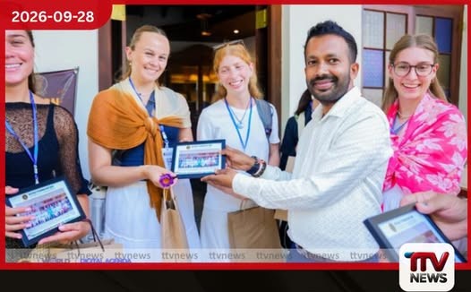 ලෝක සංචාරක දිනයට මහනුවර දළදා මාළිගාව කේන්ද්ර කරගනිමින් විදෙස් සංචාරකයන් රැසක් එක්වූ විශේෂ සැමරුමක්