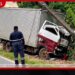 පාලනයෙන් ගිලිහුණු ලොරි රථය ආටිගල හන්දියේ විදුලි කණුවක ගැටෙයි